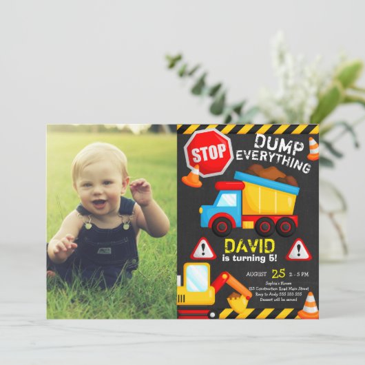 チョーク建築誕生日ボーイトラック（写真付き） 招待状 (スタンド正面)