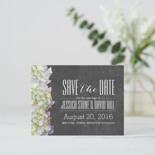 チョーク素朴ボードアジサイ結婚式の日付を保存 案内ポストカード (スタンド正面)