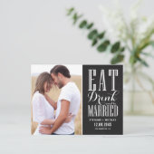 チョーク食べボード、飲み物と結婚した保存する日付 案内ポストカード (スタンド正面)