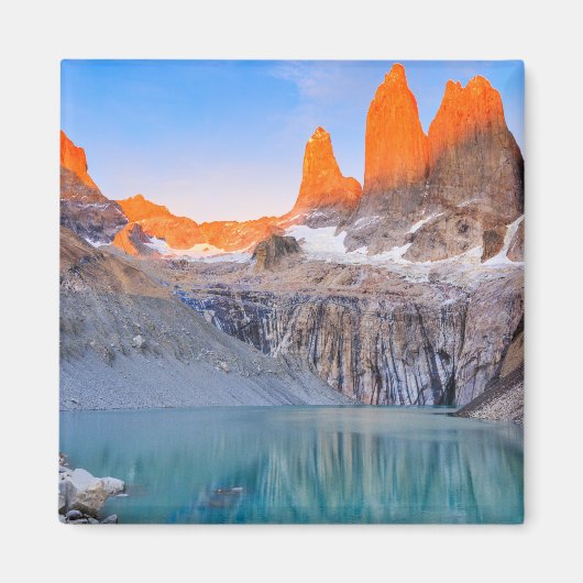 チリのトレス・デル・ペイン国立公園。 マグネット (正面)