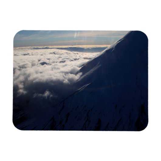 チリ飛んでいるーのオソルノ火山の上空 マグネット (横)