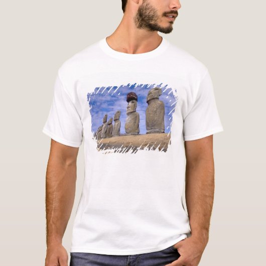 チリ、イースター島。アフুにある15体のモアイ像 Tシャツ (正面)