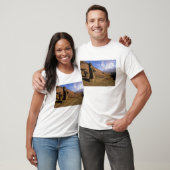 チリ、イースター島。モアイ像のある丘陵 Tシャツ (ユニセックス)