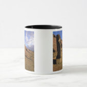 チリ、イースター島。モアイ山腹 マグカップ (中央)