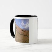 チリ、イースター島。モアイ山腹 マグカップ (正面左)