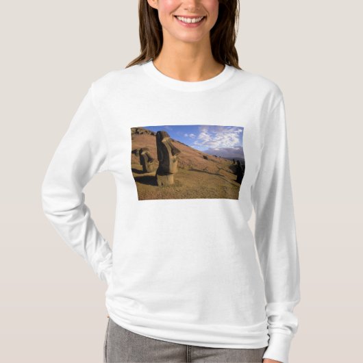 チリ、イースター島。モアイ山腹 Tシャツ (正面)