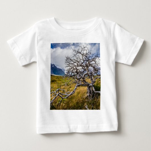 チリ、Torres del Paine、Burnt tree ベビーTシャツ (正面)