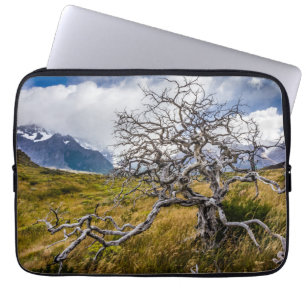 チリ、Torres del Paine、Burnt tree ラップトップスリーブ