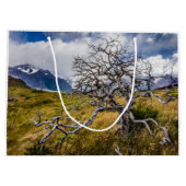 チリ、Torres del Paine、Burnt tree ラージペーパーバッグ (裏面)