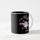 チルアウトヨガシャークグラフィックデザイン ツートーンマグカップ (正面右)