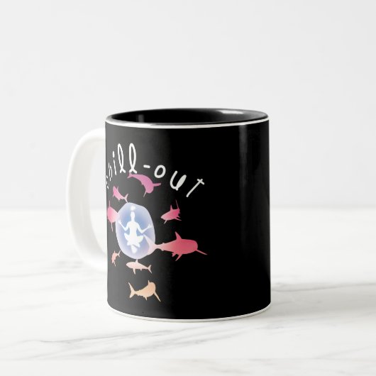 チルアウトヨガシャークグラフィックデザイン ツートーンマグカップ (正面左)