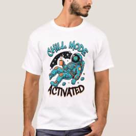 チルモード起動中の宇宙飛行士 コーヒー メンズTシャツ Tシャツ