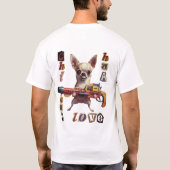 チワホアトラブルメーカーおもちゃ銃でかわいい犬 Tシャツ (裏面)