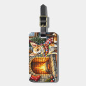 チワワがクリスマスライトのついた暖炉の前に座っている ラゲッジタグ (正面縦)