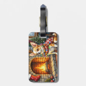 チワワがクリスマスライトのついた暖炉の前に座っている ラゲッジタグ (裏面縦)