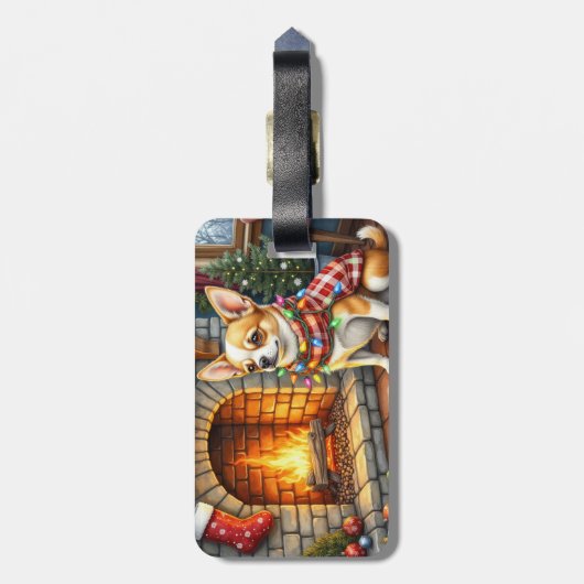 チワワがクリスマスライトのついた暖炉の前に座っている ラゲッジタグ (裏面縦)