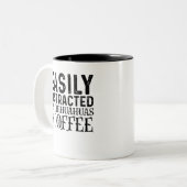 チワワとコーヒーに気を取られる ツートーンマグカップ (正面左)