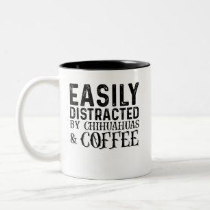 チワワとコーヒーに気を取られる ツートーンマグカップ