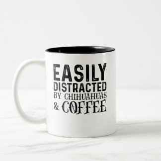 チワワとコーヒーに気を取られる ツートーンマグカップ