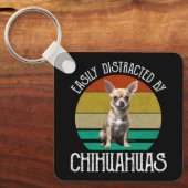 チワワに気を取られる キーホルダー (正面)