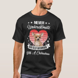 チワワを持つ老婆を決して過小評価しない Tシャツ