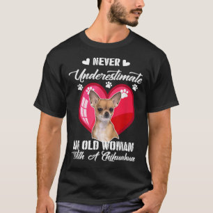 チワワを持つ老婦人を決して過小評価しない Tシャツ