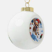 チワワ走アの雪とクリスマスハット セラミックボールオーナメント (左)