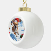 チワワ走アの雪とクリスマスハット セラミックボールオーナメント (右)