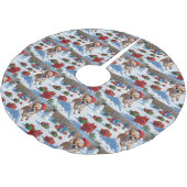 チワワ走アの雪とクリスマスハット ブラッシュドポリエステルツリースカート (アングル)