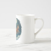 チワワ・クルーが引っ張るサンタと彼のそり ボーンチャイナマグカップ (右)