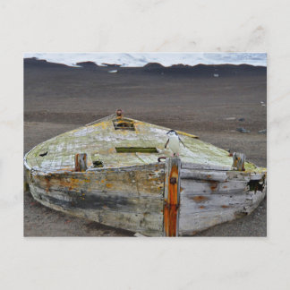 チンストラップペンギンが船に立っている ポストカード