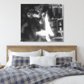 チンパンジーが国立動物園のテーブルに着席 キャンバスプリント (インサイチュ (寝室))