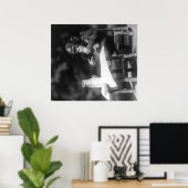 チンパンジーが国立動物園のテーブルに着席 ポスター (ホームオフィス)