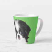 チン日本のパピー絵画ズ – Dog Art カフェラテマグ (右アングル)