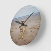 チーおもしろいキーチワワビーチ ラウンド壁時計 (傾斜)