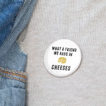 チーズの中に友人がいること 缶バッジ<br><div class="desc">このパニーボタンで乳製品の美味しさに対する愛を宣言。レトロおもしろいスタイルデザインは黄色いチーズのホイールイラストレーションと黒いブロックの書体の「What a Friend We In Cheeses」を備えている。</div>