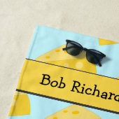 チーズの塊 – 名前/イニシャルでパーソナライズ ビーチタオル (インサイチュ)