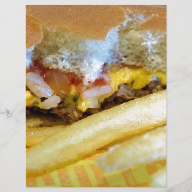 チーズバーガーとフライドポテト (正面)