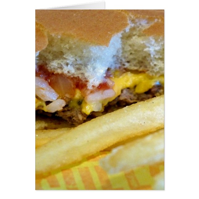 チーズバーガーとフライドポテト (正面)