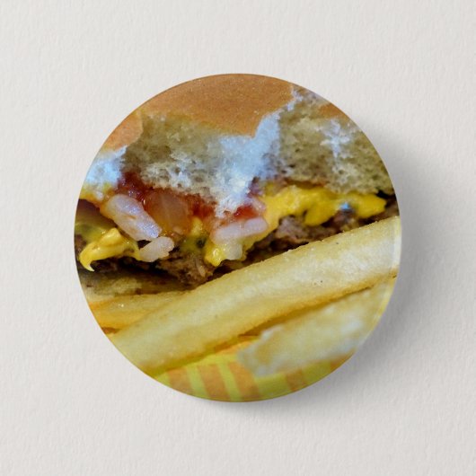 チーズバーガーとフライドポテト 缶バッジ (正面)