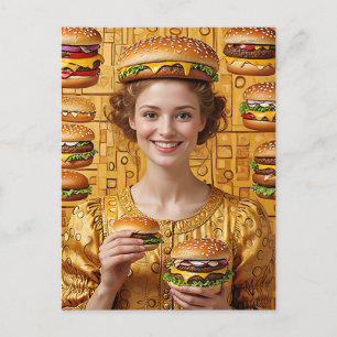 チーズバーガーのコスタムで幸せなチーズバーガーの女性 ポストカード