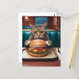 チーズバーガーを食べるディナーの猫（美） ポストカード