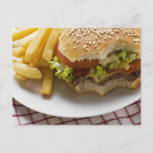 チーズバーガー、噛み付き、チップと ポストカード