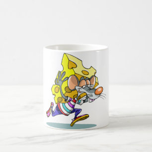 チーズマグを運んでいるマウス コーヒーマグカップ
