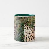 チーターは大きな笑みを浮かべて顔 ツートーンマグカップ (中央)