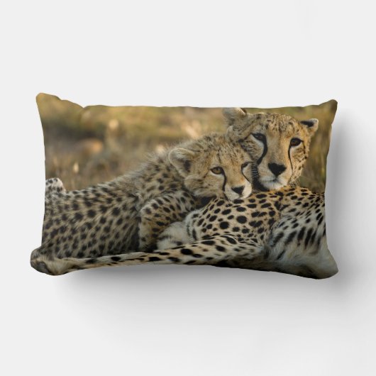 チーター・カブが母親に寄り添う ランバークッション (正面)