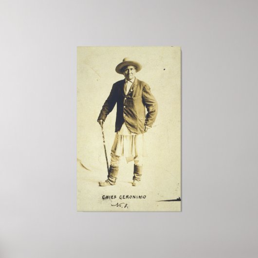 チーフジェロニモスタンディングポートレート1904 キャンバスプリント (正面)