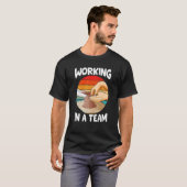 チームで働く猫の粘土陶芸面白い_1 Tシャツ (正面フル)