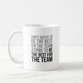 チームの最高の一員を目指す コーヒーマグカップ (左)
