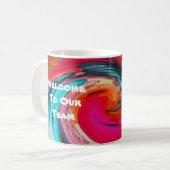 チームの鮮やかな渦巻き絞り染め新入社員へようこそ コーヒーマグカップ (正面左)